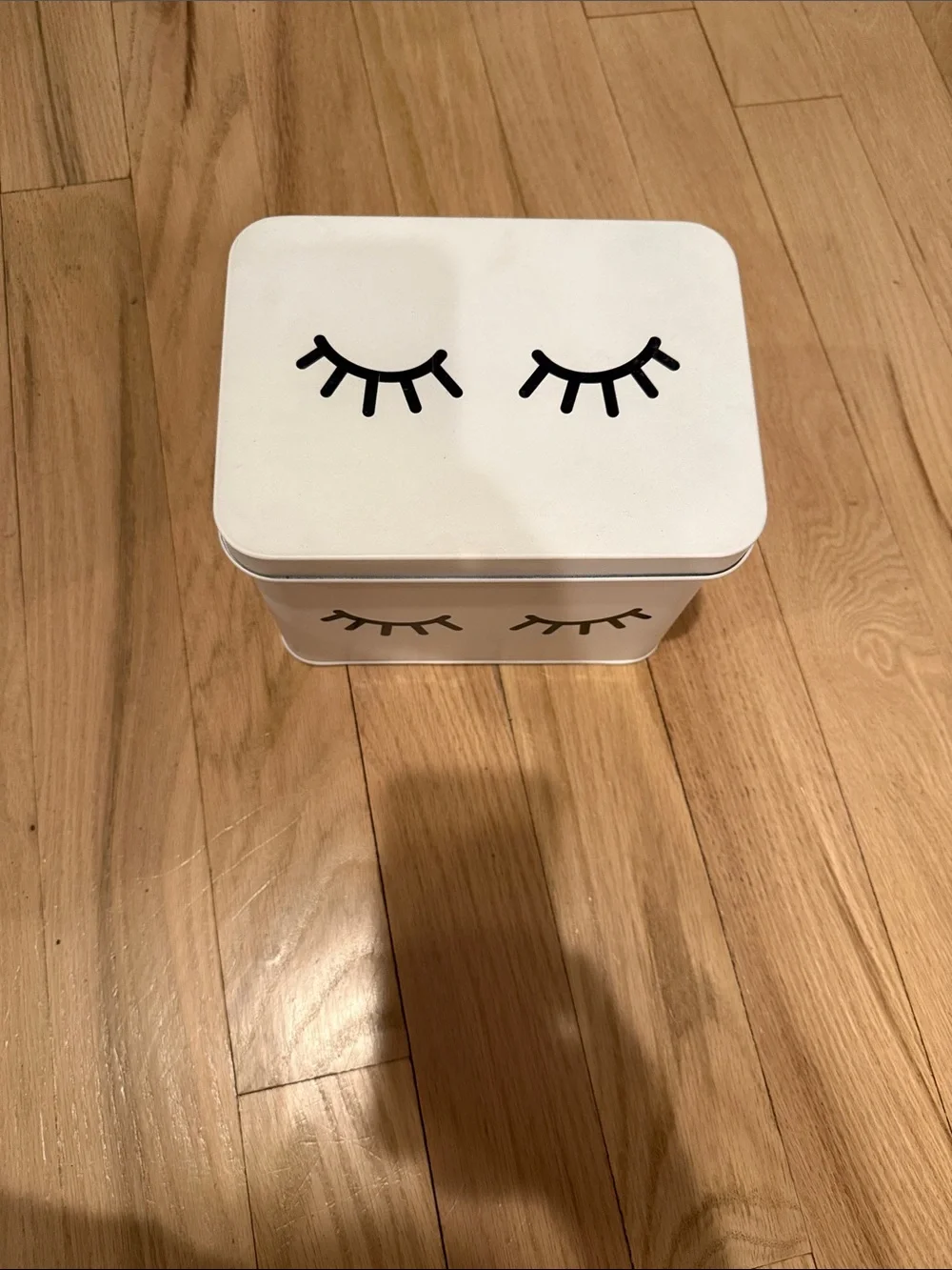 White Eyelash Metal Storage Tin for makeup